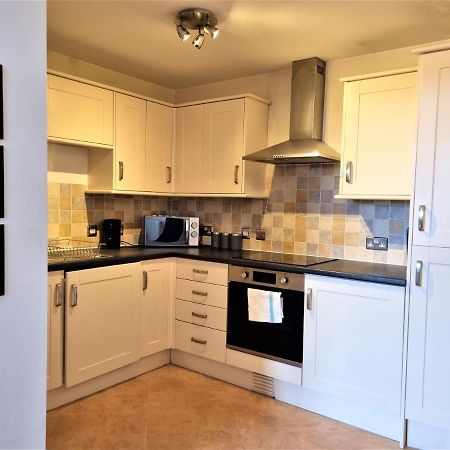 Central Apartments - Spacious 2 Beds Суиндон Экстерьер фото