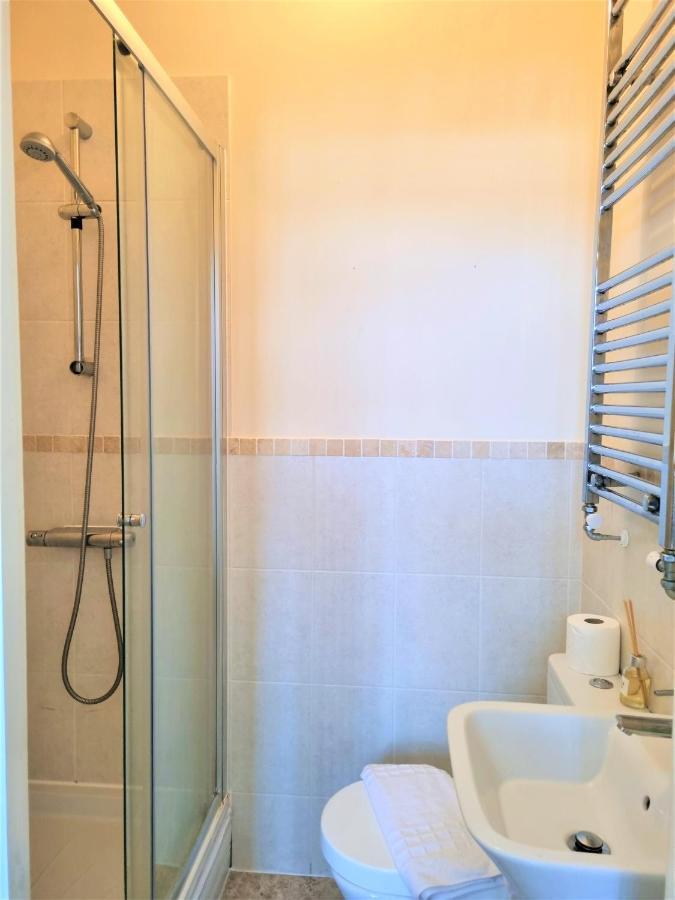 Central Apartments - Spacious 2 Beds Суиндон Экстерьер фото