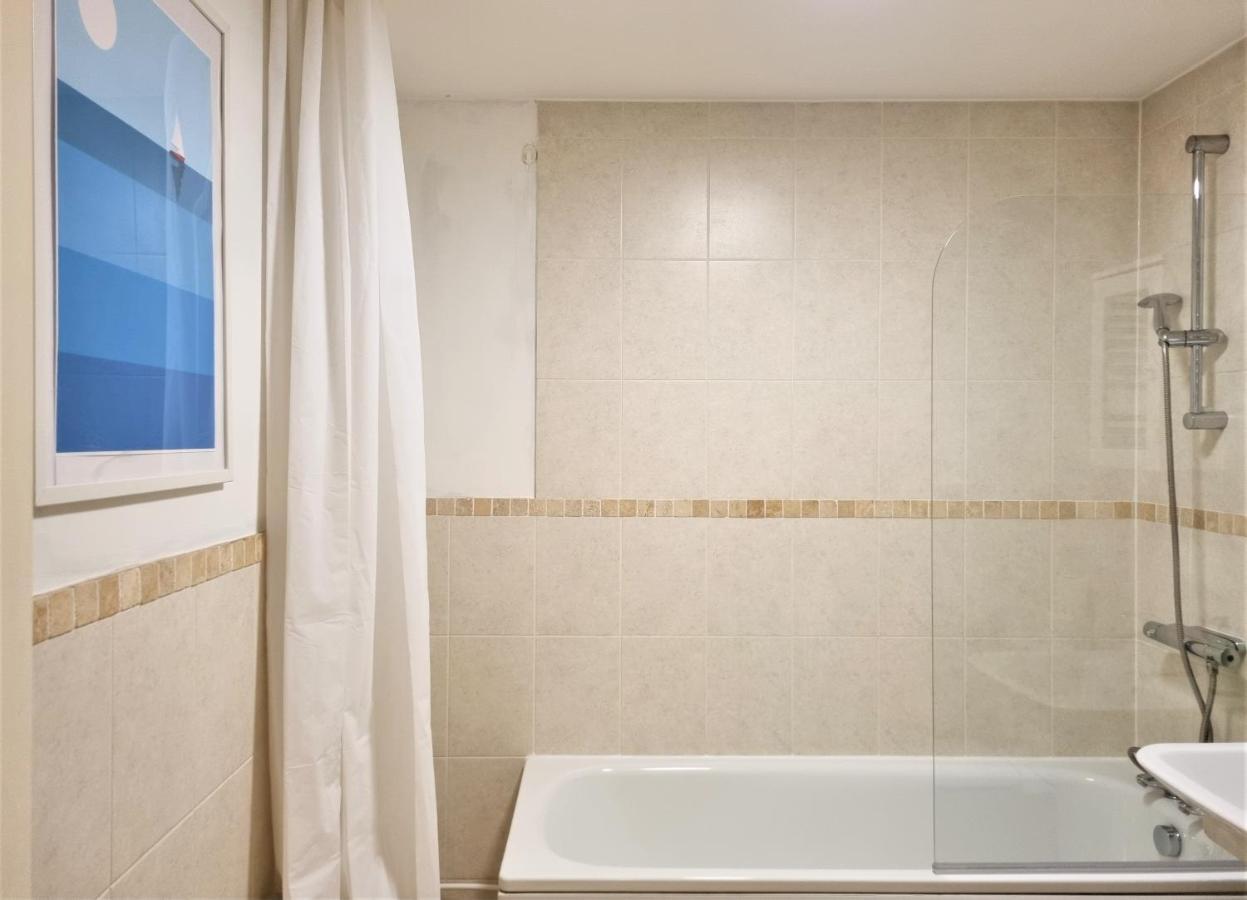 Central Apartments - Spacious 2 Beds Суиндон Экстерьер фото